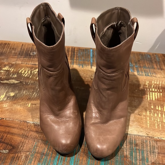 Page Kenneth Cole Reaction Booties great condition! - Picture 2 of 4